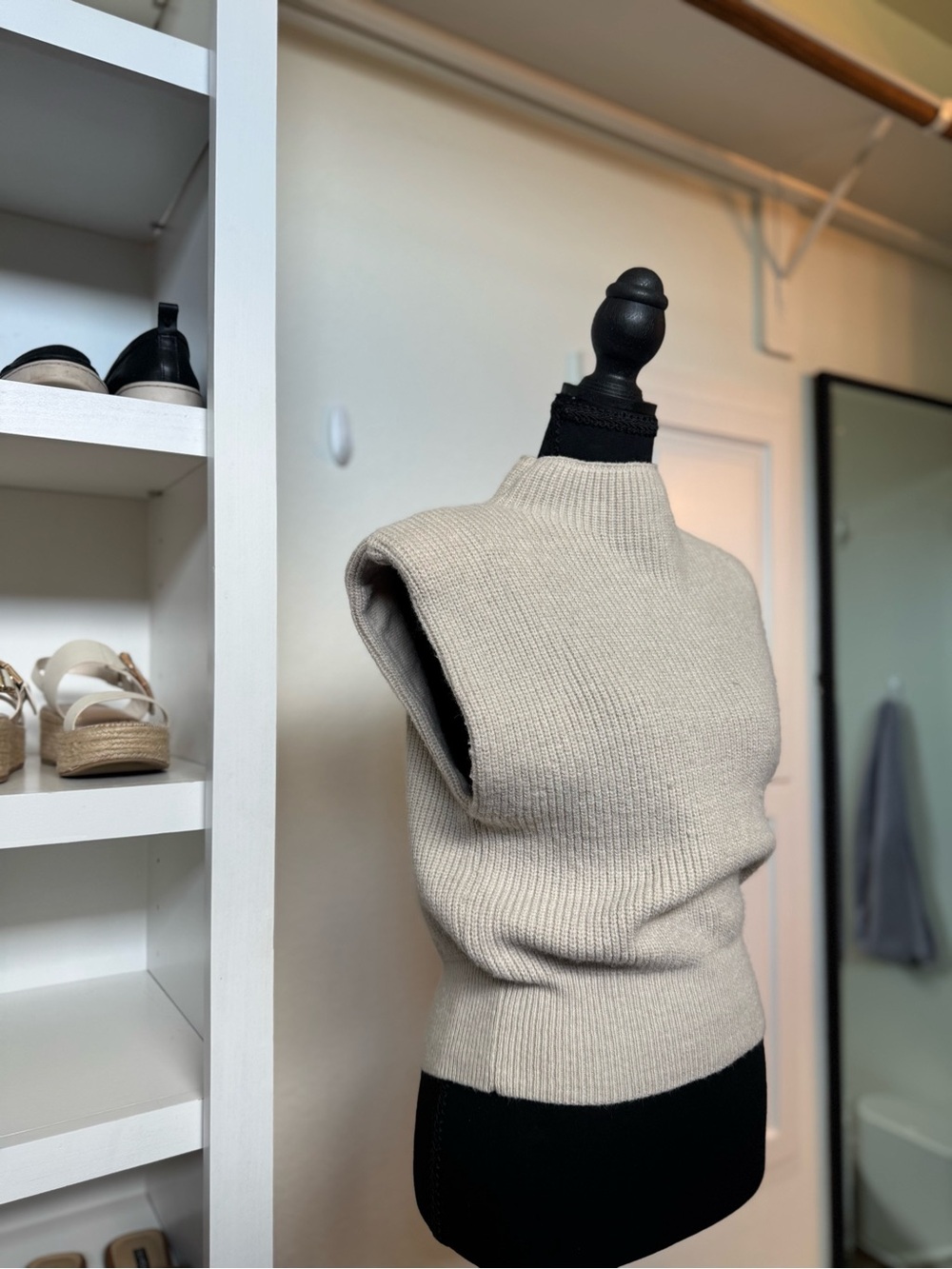 eesome Cream Ribbed V-Neck Sweater Vest - Picture 3 of 5